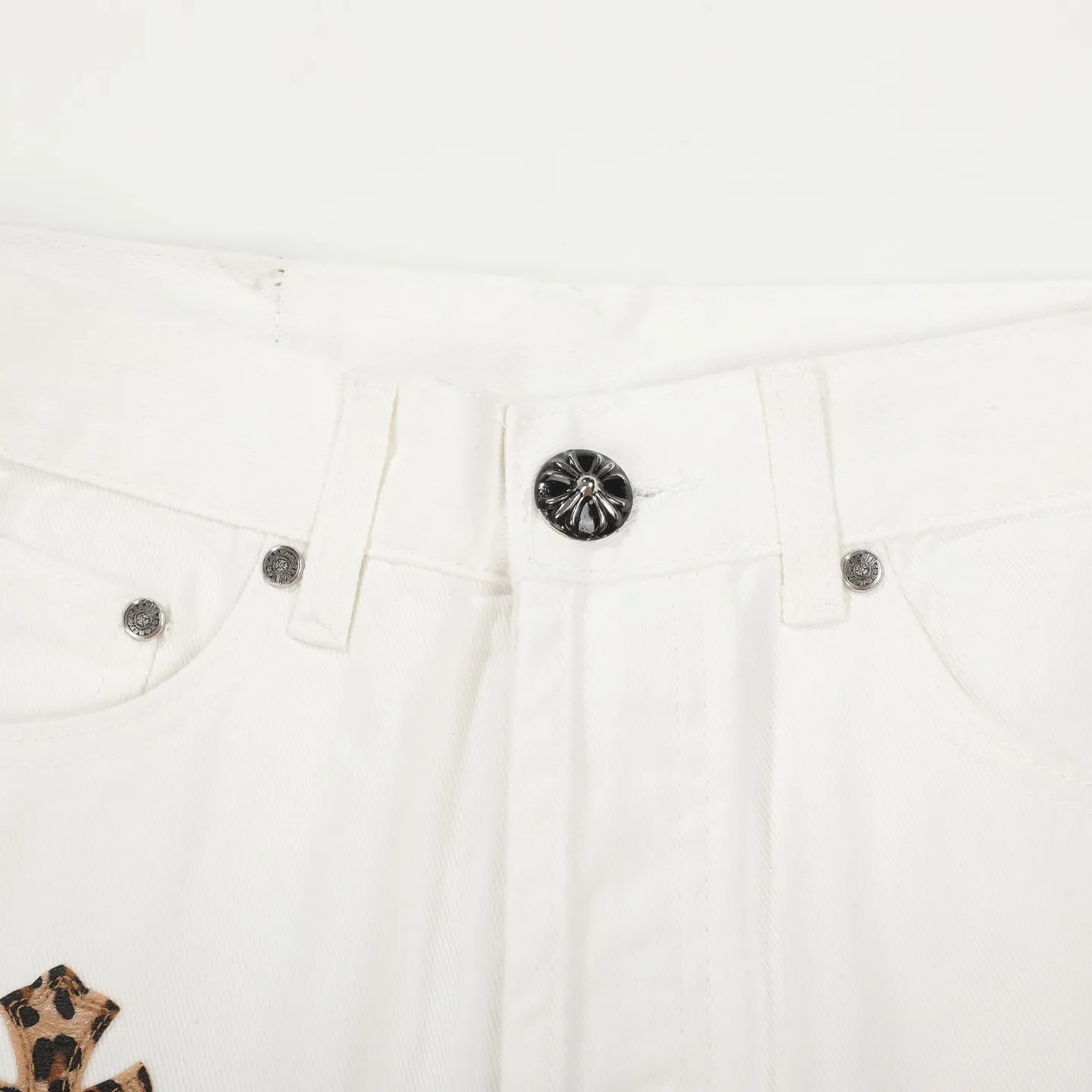 P250 Chrome Hearts & Chrome Hearts high street jeans with leopard pattern and vintage graffiti painting on white background. Chrome Hearts are the most popular pants in color. Made of beaded canvas fabric, heavy washing makes the upper body of the fabric more textured and the pants are tall and straight! The three-dimensional cutting of the whole trousers is a masterpiece! The hardware is customized by zp. The beaded canvas fabric is thick and soft after being washed. It has good breathability. Customized small leather label. Unique design. The details are simple and elegant, and the workmanship is exquisite. The whole trousers are neatly routed and the details are in place! Trendy people have been disappointed. From the quality selection of fabrics, the tailoring of details, and the matching of patterns, everything is impeccable! The upper body is so handsome when worn...it can be easily worn by men, women and children! The craftsmanship is made of heavy-duty washed pure cotton denim fabric. After washing, it is soft and thick and looks very stylish when worn. Color: White Size: 28 30 32 34 (S-XL)